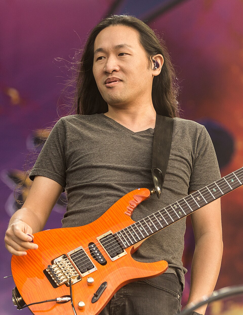 Herman Li tocando con DragonForce en 2019